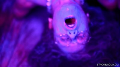 Pitik li ber kamerayê masturbasyonê dike û xwe digihîne orgazmê.