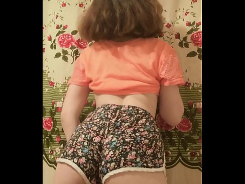 ❤️ Keçika ciwan a seksî li ber kamerayê kurtanên xwe ji xwe dike ❤ Pornoya hişk li me ☑