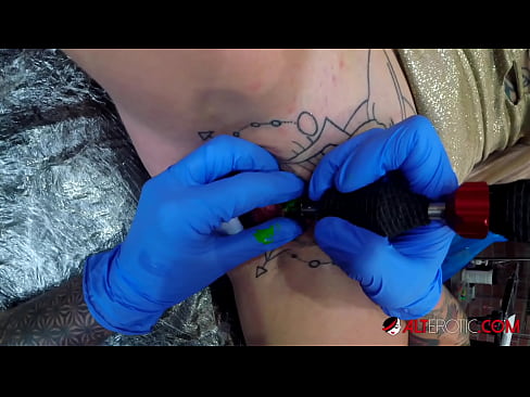 ❤️ Keçika pir tattookirî Sully Savage tattooek li ser klîtorê xwe kir. ❤ Pornoya hişk li me ☑