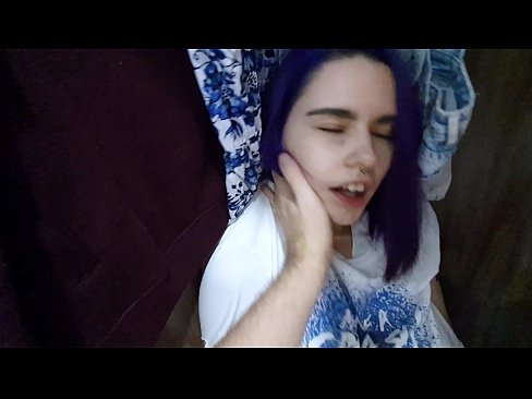 ❤️ Xwişka min di dolabê de dît û alîkariya wê kir ❤ Pornoya hişk li me ☑